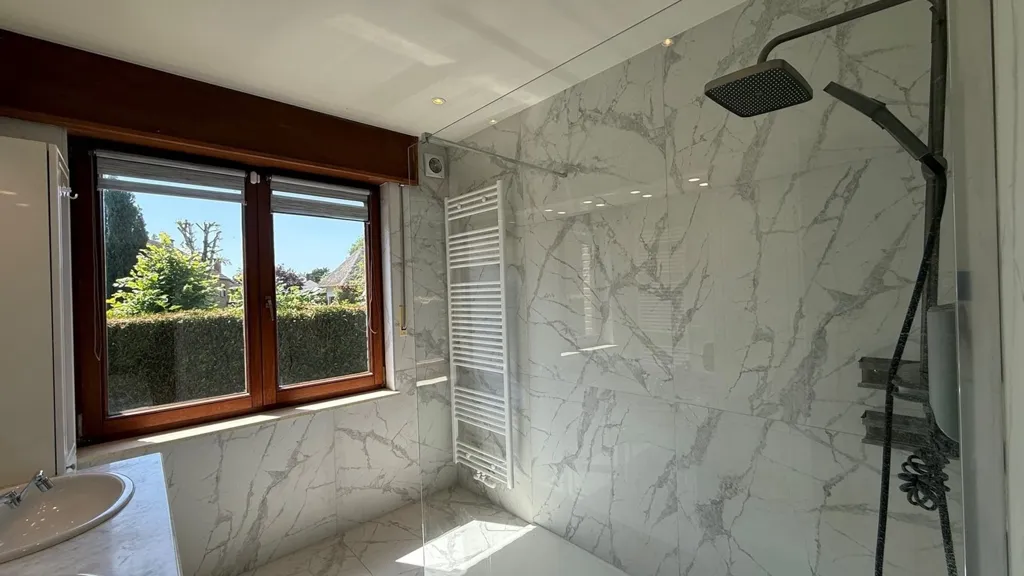 Badezimmer - Villa with Garden and Terrace in Waterloo