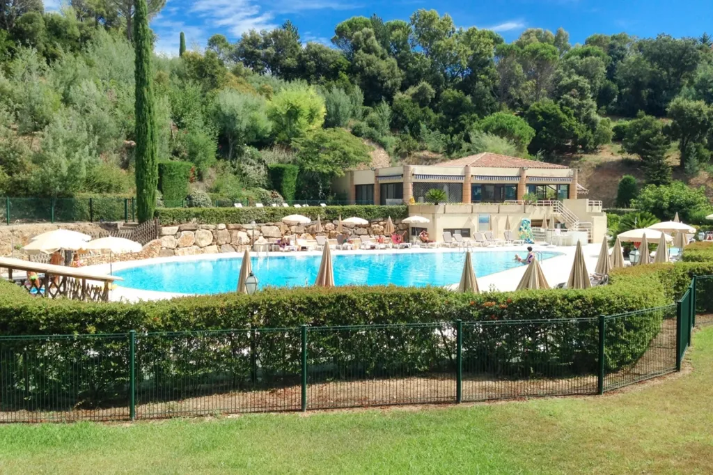 Piscine - Appartement de 4 Pièces avec Terrasse Panoramique à Mandelieu
