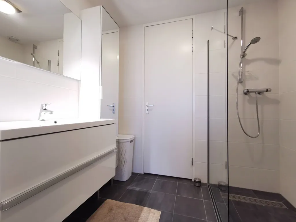 Bathrooms - Modern Apartment with Balcony in Rotterdam Centre