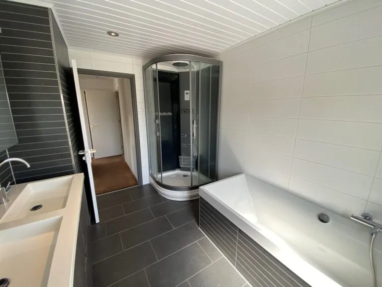 Bagni - Spacious House with Balcony in De Westereen