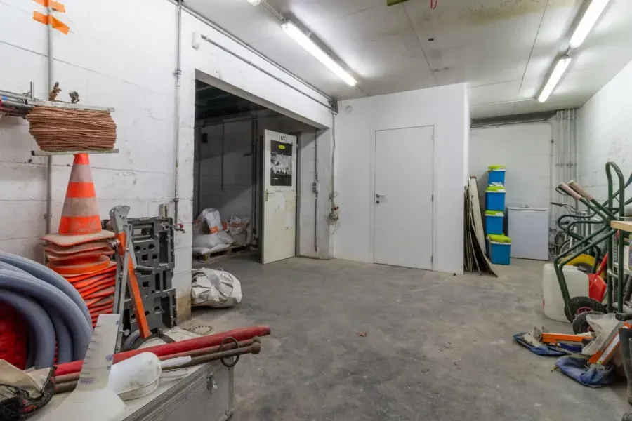 Garage - Ensemble Professionnel avec Bureaux et Entrepôt à Wavre