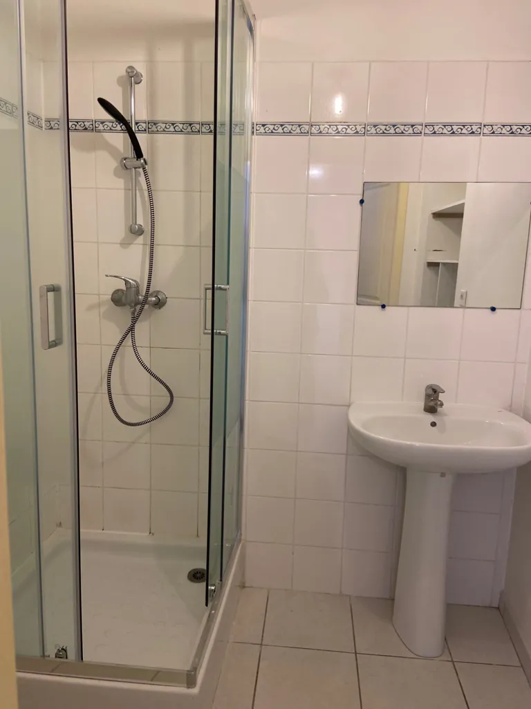 Salles de bain - Appartement Lumineux avec Parking Privé à Proximité des Commerces