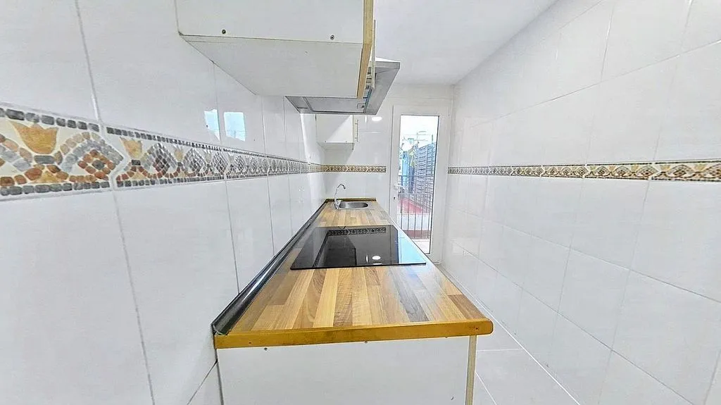 Kitchen - Three-Bedroom Apartment with Terrace in Sedaví