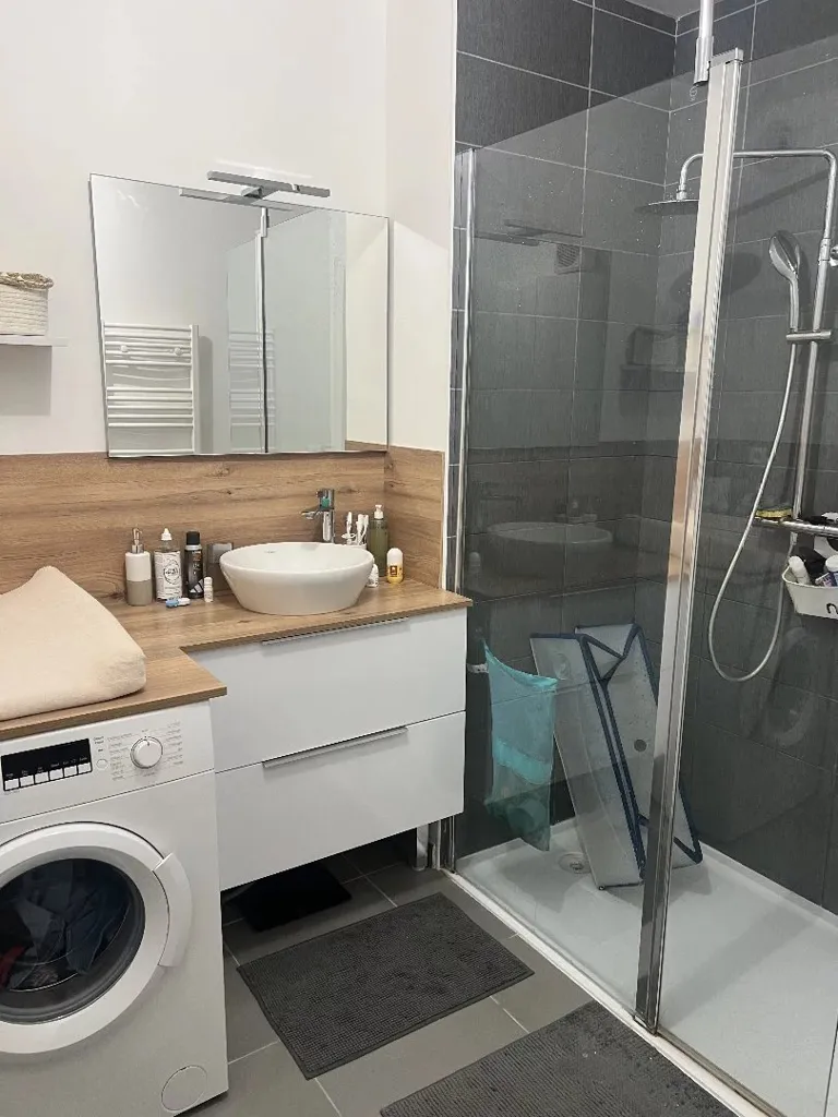 Salles de bain - Appartement 3 Pièces avec Loggia à Ovalie