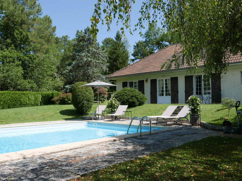 Bassein - Spacious House with Pool in Saint-Astier
