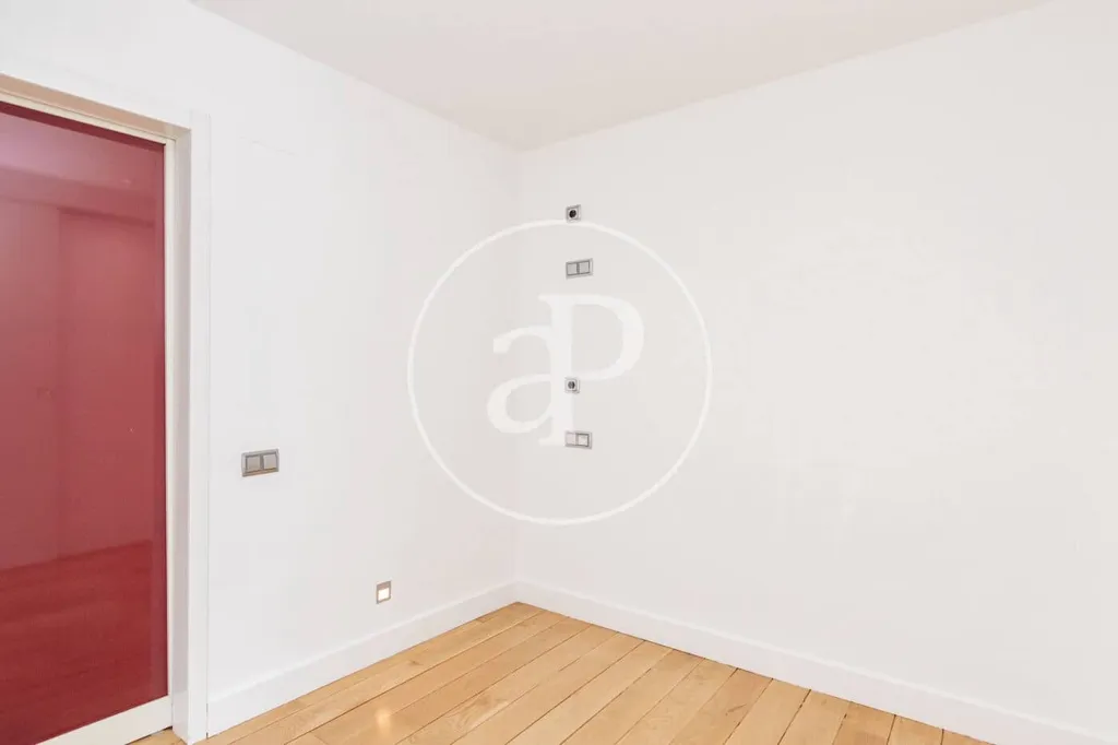Rooms - Modern Apartment with Balcony Views in Madrid Centre