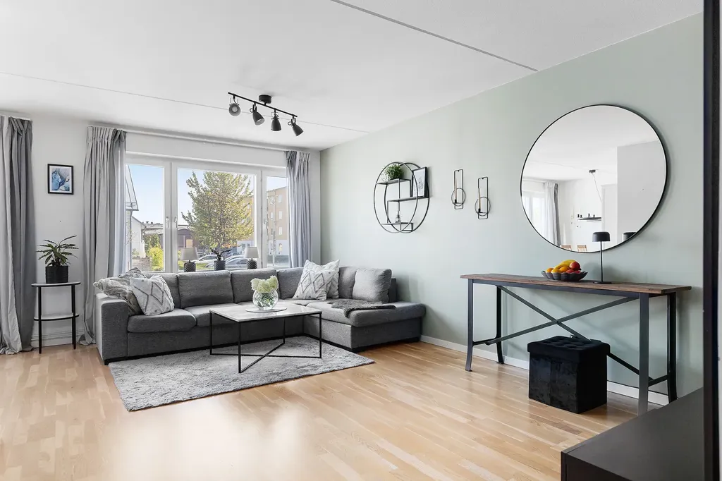 Séjour - Spacious Three-Bedroom Flat with Garden in Björkris