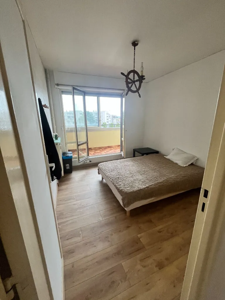 Bedrooms - 3-Bedroom Apartment with Balcony in Reims