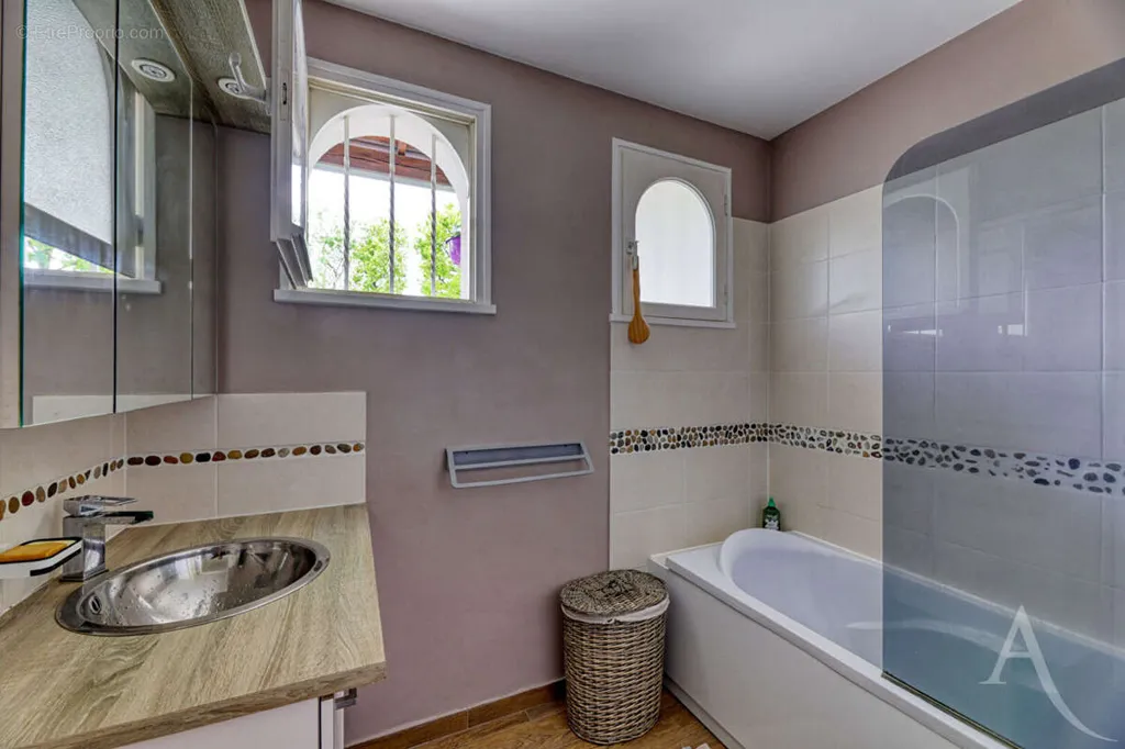 Salles de bain - Maison avec Piscine et Jardin à Cugand