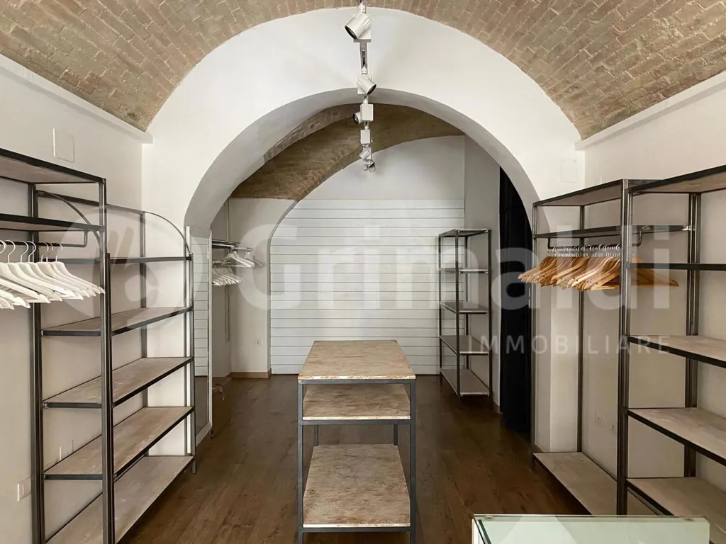 Pièces - Shop with High Visibility in Corso Cavour, Perugia