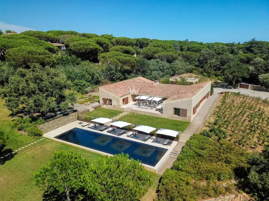 Vue aérienne - Villa Luxueuse avec Vue Mer à Saint-Tropez