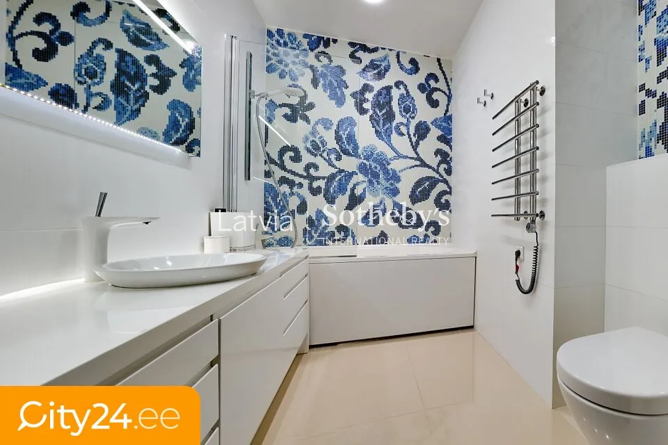 Bathrooms - Apartment with Secure Staircase in Old Town, Riga
