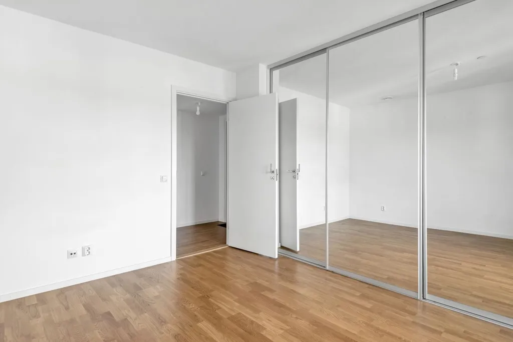 Pièces - Apartment with South-Facing Loggia in Kista