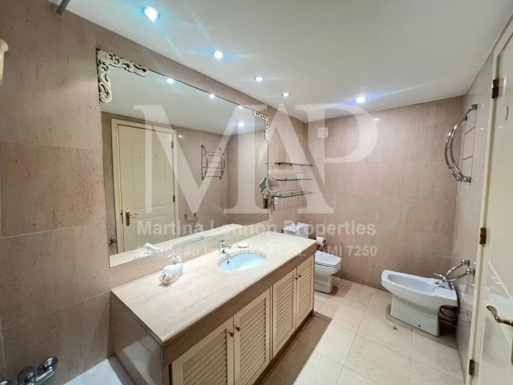 Bathrooms - 3-Bedroom Apartment with Parking in Lisbon