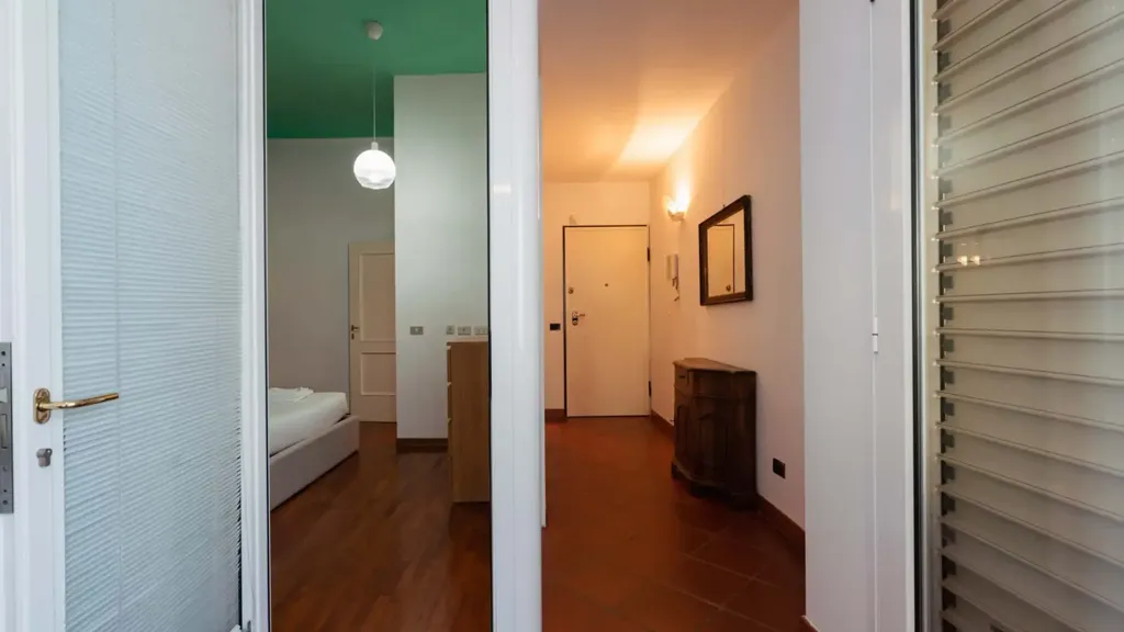Esik - Arty Apartment with Balcony in Florence