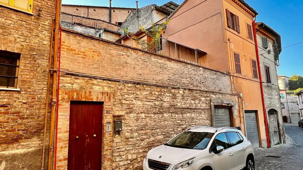Välivaade - Historic Townhouse with Courtyard in Fabriano