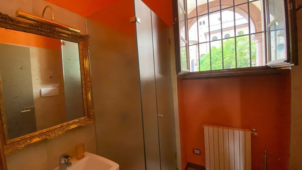 Salles de bain - Architecturally Unique Ground Floor Apartment in Piacenza