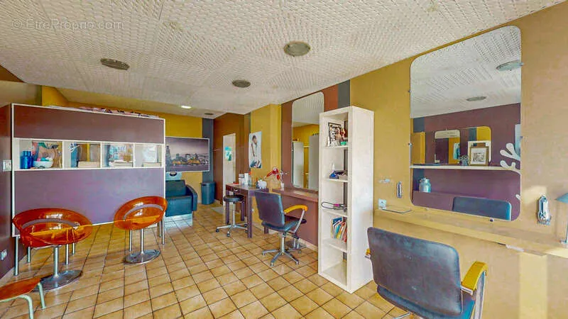 Rooms - Coiffure Salon with Market View in Douarnenez