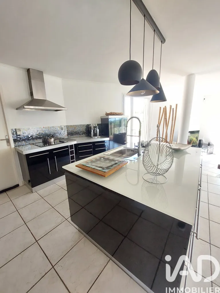 Cuisine - Villa avec Piscine et Vue Panoramique sur les Pyrénées à Louit