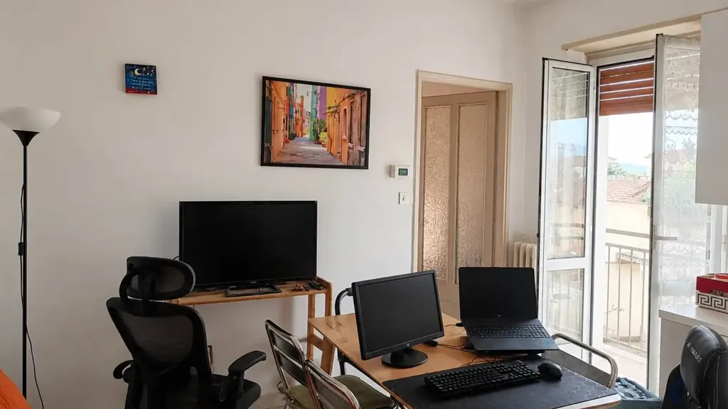 Bureau - Brightly Laid-out Flat in Orbassano
