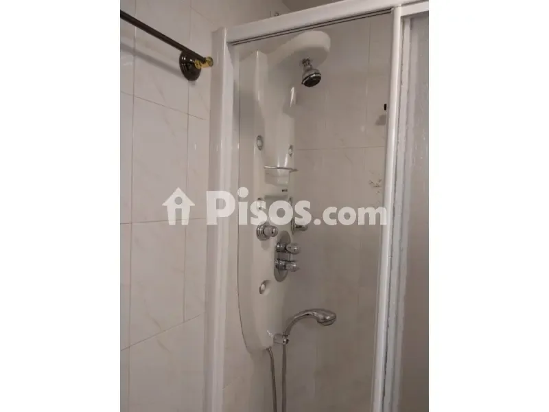 Bathrooms - Spacious Apartment with Balcony in Plaza Mayor Area