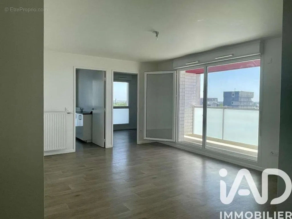 Modern Apartment with Balcony in Evry