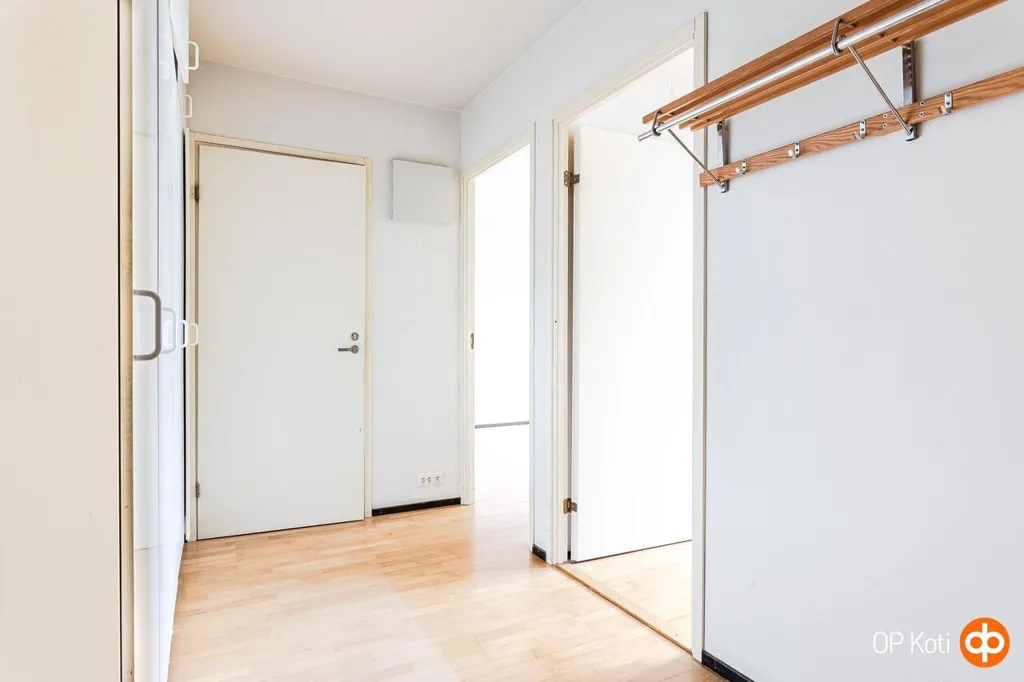 Entrée - Apartment with Balcony in Quiet District