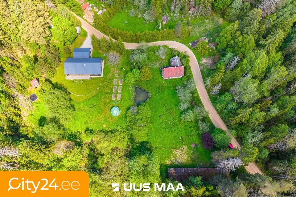 Vue aérienne - Scenic Plot with Building in Aegviidu