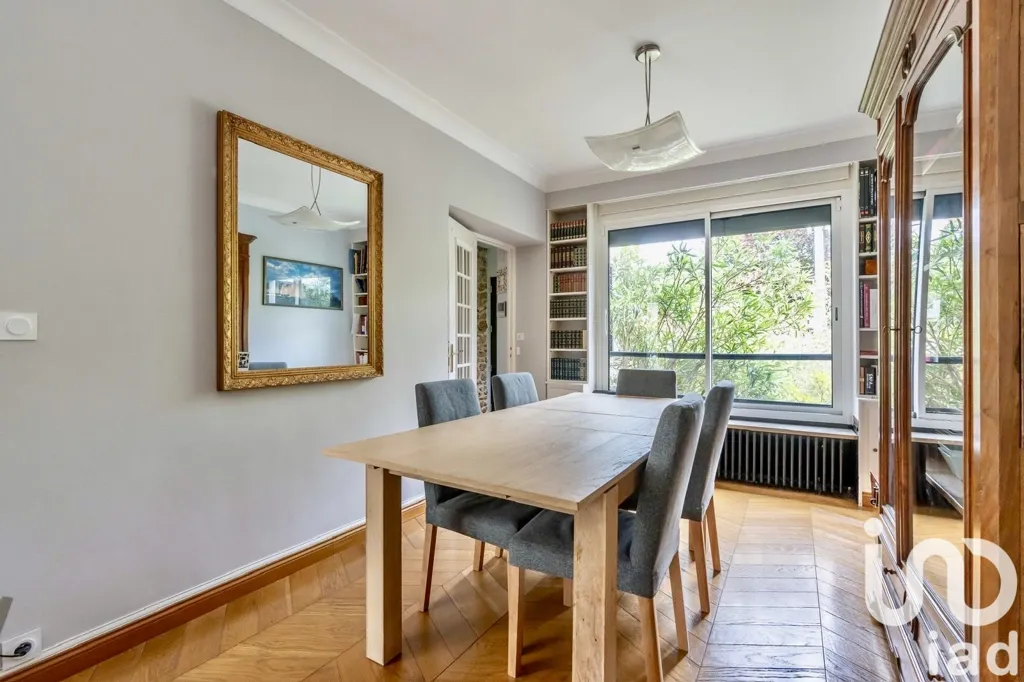 Salle à manger - Villa Luxueuse avec Jardin à Saint-Maur-des-Fossés
