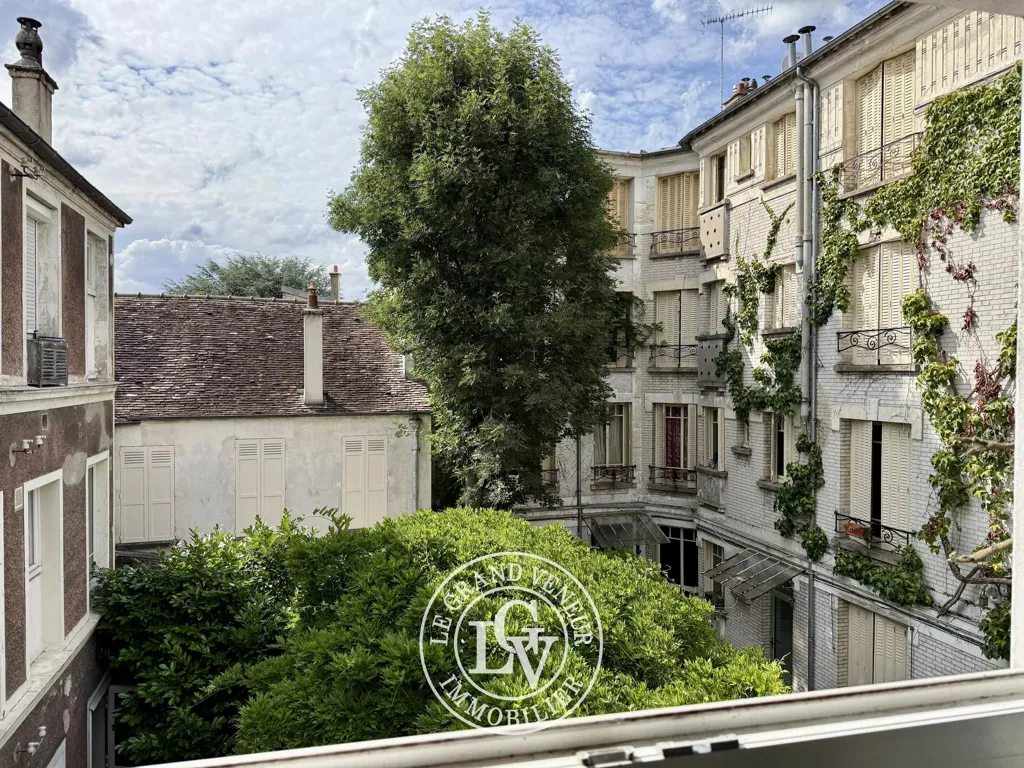 Balcony - 2-Bed Flat with Courtyard View in Fontainebleau Centre