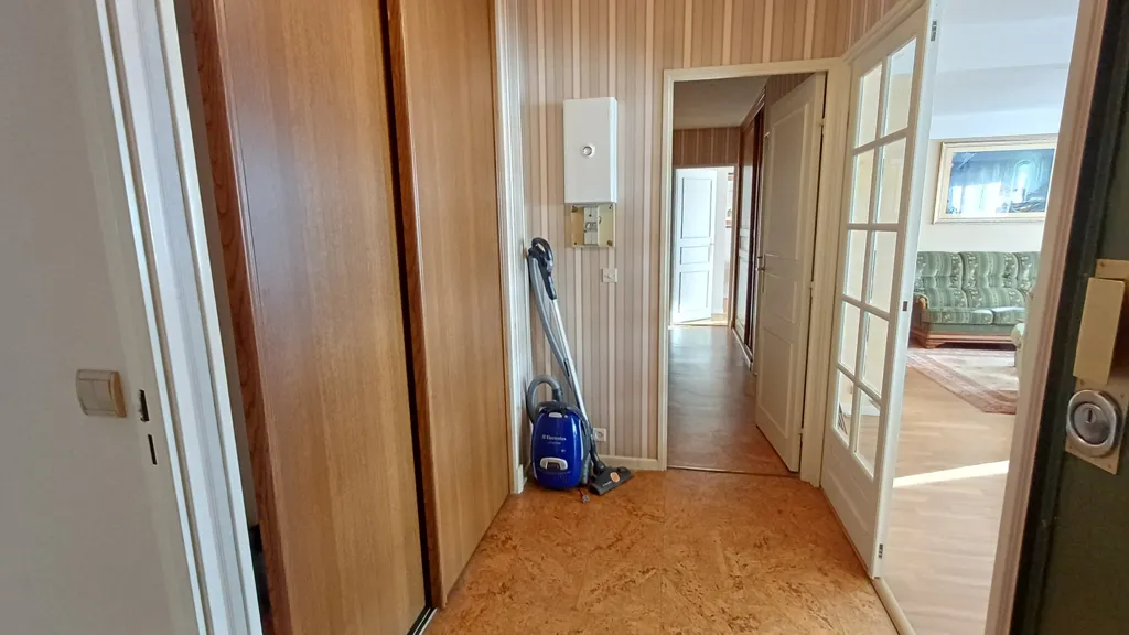Entrée - Appartement Traversant avec Garage et Balcon à Clermont-Ferrand