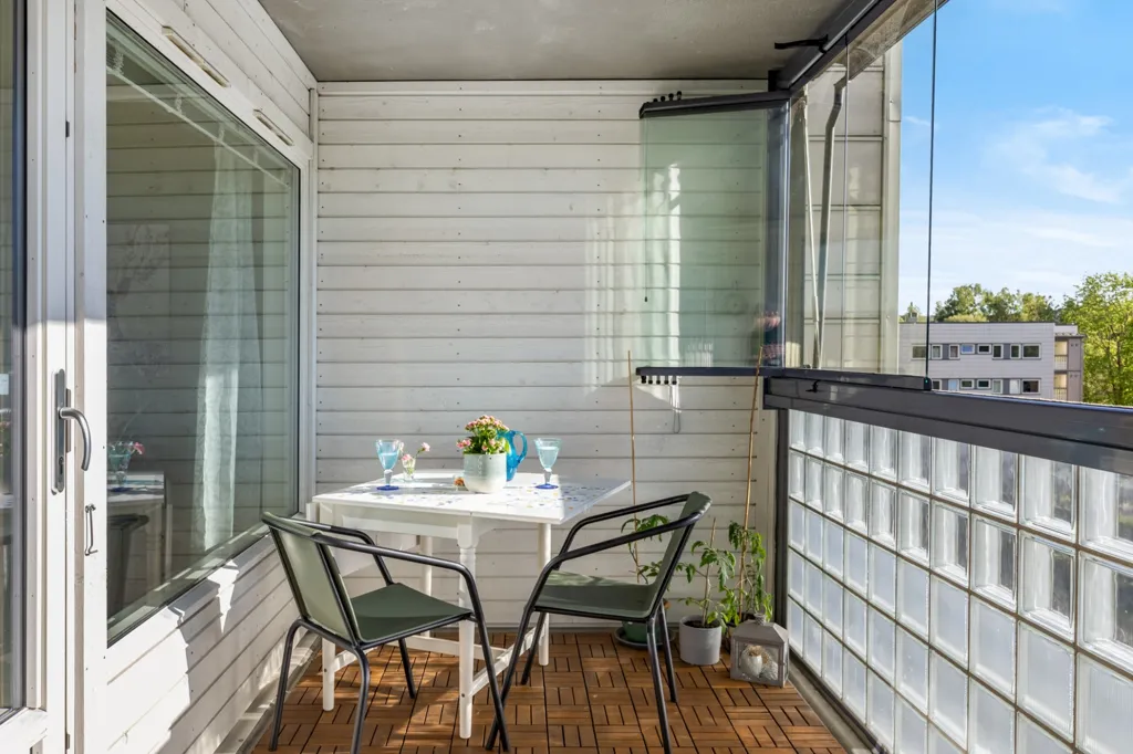 Balcone - Spacious 3-Bedroom Flat with Balconies in Furuset