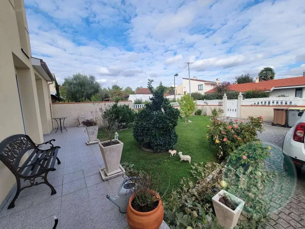 Jardin - Maison Familiale avec Panneaux Solaires et Jardin à Proximité