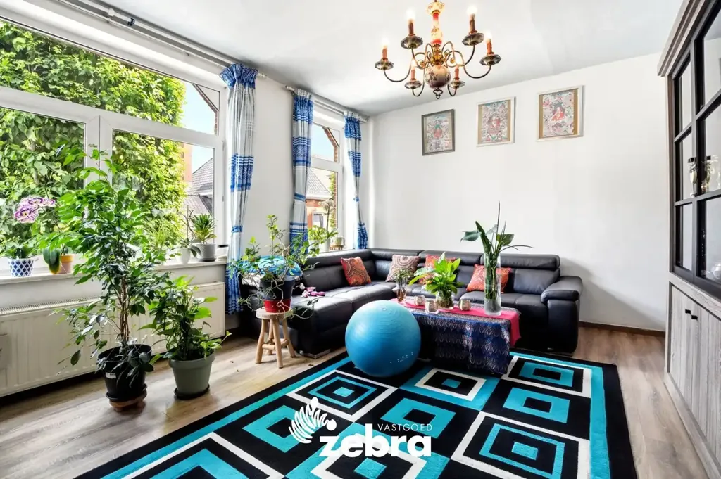 Elutuba - Mixed-Use Property with Garage in Sint-Kruis