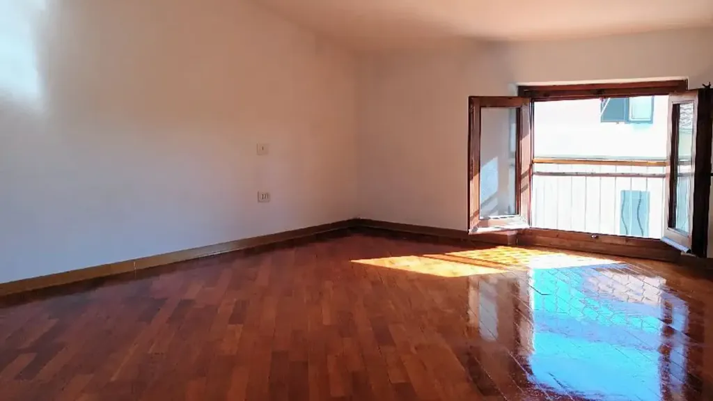 Rooms - Mansarded Apartment with Velux Windows in Prato
