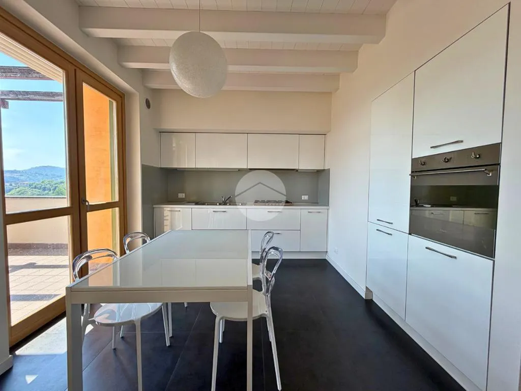 Salle à manger - Refined Two-Level Apartment with Lake View in Sarnico