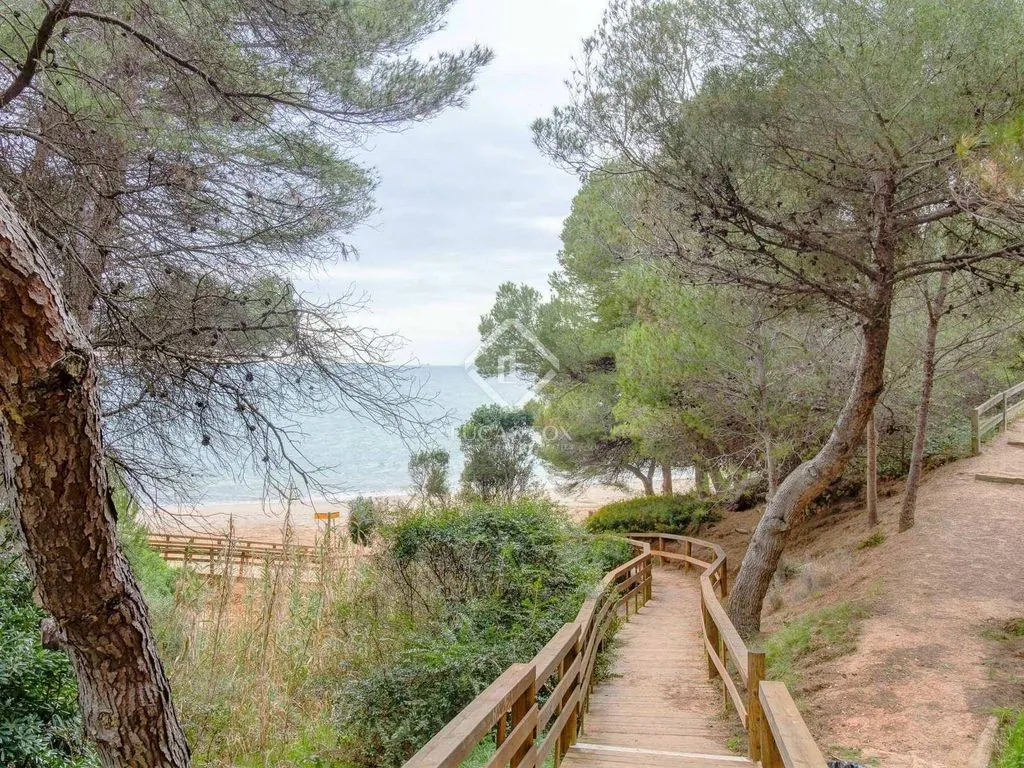 House with Sea View and Pool in Torredembarra