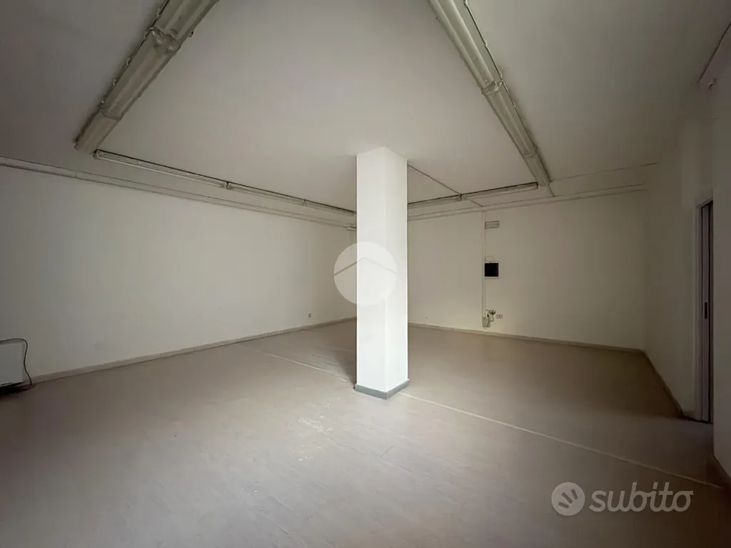 Pièces - Office Space with Two Access Points in Brescia