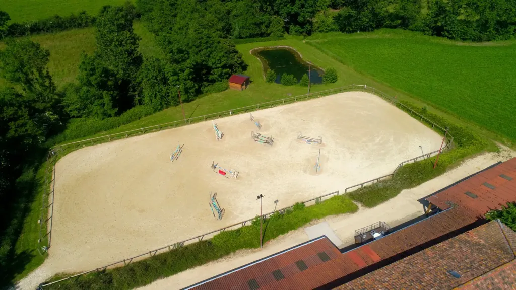 Vue aérienne - Propriété Équestre avec Logements Locatifs près de Lyon