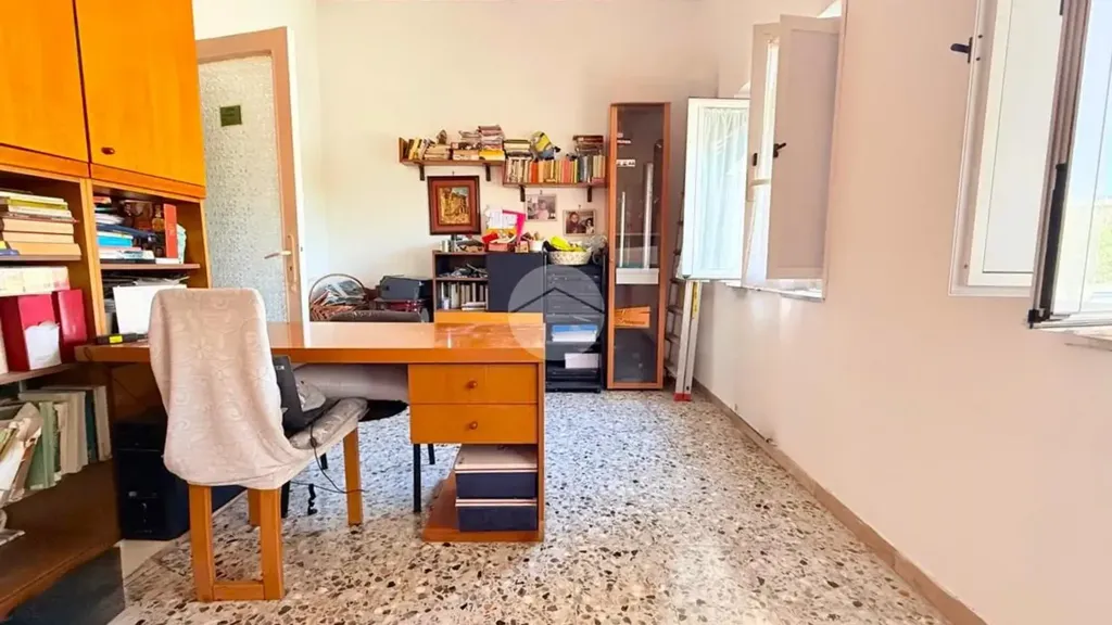 Bureau - Quadrilocale with Balcony in Santa Croce, Naples