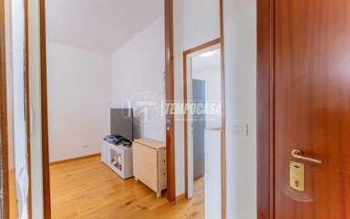 Esik - Brightly Lit Two-Bedroom in Novate Milanese