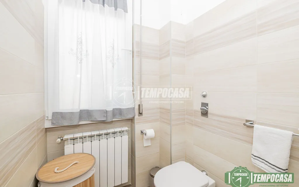 Salles de bain - Rustic 3-Bedroom Apartment with Balcony in Lodi Vecchio