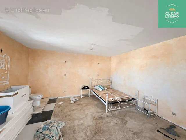 Chambres - Maison à Rénover avec Piscine à Briey