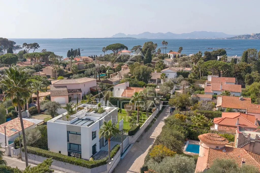 Vue aérienne - Villa Contemporaine avec Piscine à Cap d'Antibes Ouest