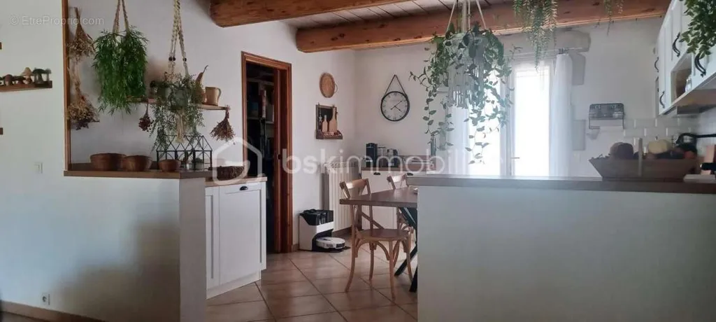 Salle à manger - Villa Traditionnelle avec Studio et Piscine à Vendre