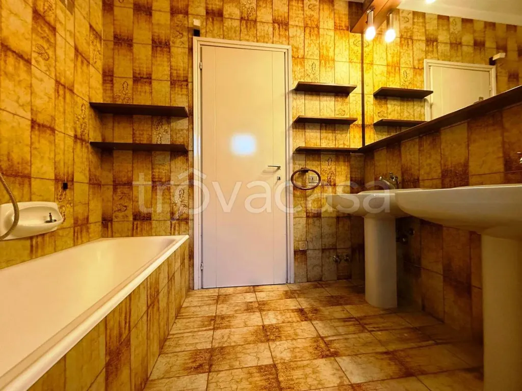 Salles de bain - Villa with Lake View in Malgrate