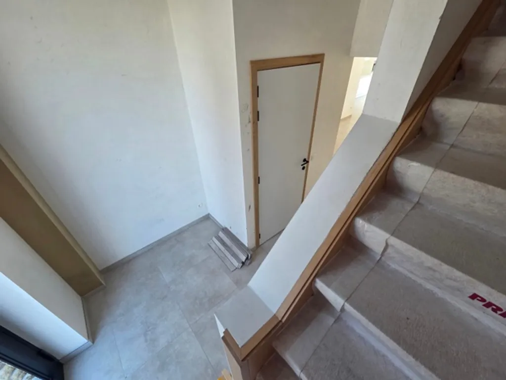 Pièces - Maison semi-détachée avec terrasse et jardin à proximité