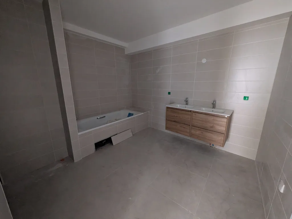 Vannitoad - New 4-Bed Flat with Terrace in Bouthéon