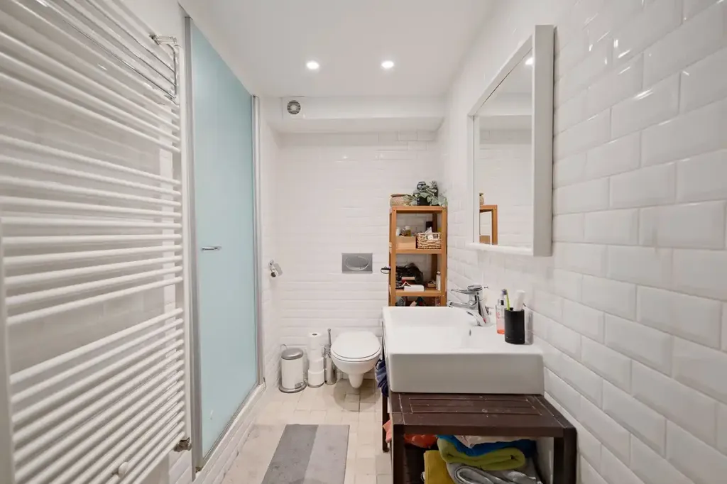Bathrooms - Ground Floor Apartment with Garden in Schaerbeek