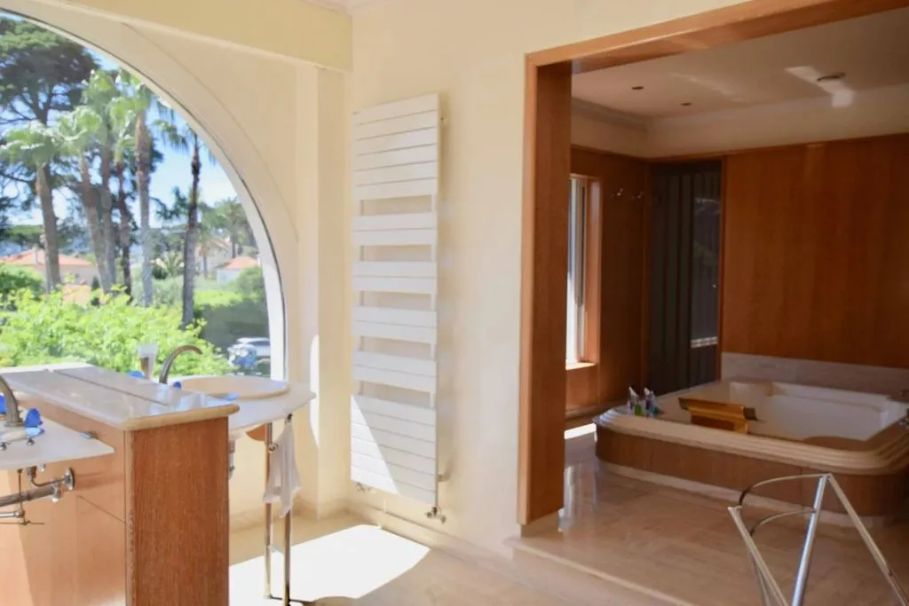 Vannitoad - Luxury Villa with Pool in Antibes